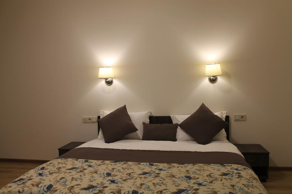 Non-stop hotel Boryspilʼ Buitenkant foto